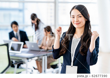 ビジネス　会議　ビジネスマン　オフィス　チーム 62677390
