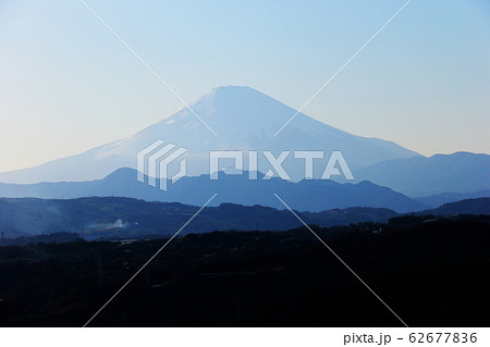 湘南アルプス　湘南平からの眺望　富士山と山々のグラデーション 62677836