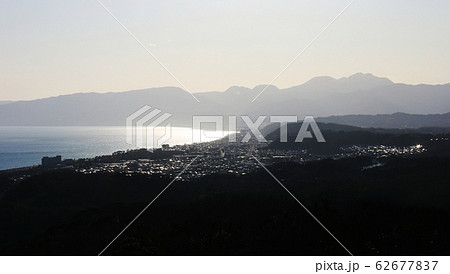 湘南アルプス　湘南平からの眺望　陽に照る相模湾と箱根連山 62677837