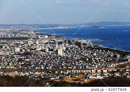 湘南アルプス　湘南平からの眺望　湘南海岸と江ノ島遠景 62677846