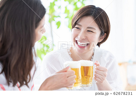 女子会　ビール 62678231