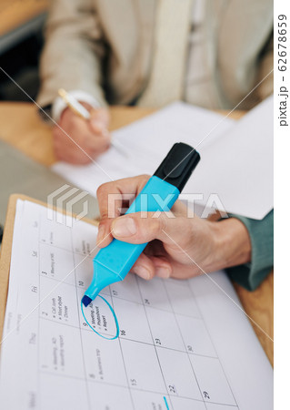 Businesswoman circling date 62678659