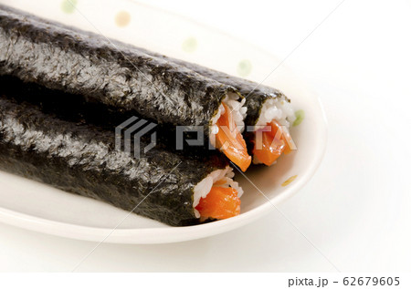 サーモンの細巻き寿司 62679605