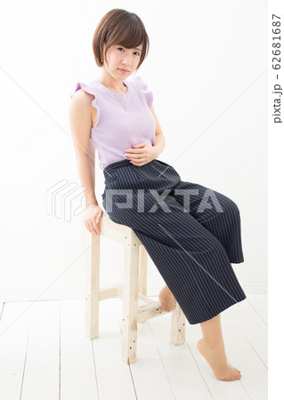 椅子に座る女性 椅子に座る女性 62681687