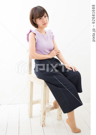 椅子に座る女性 椅子に座る女性 62681688