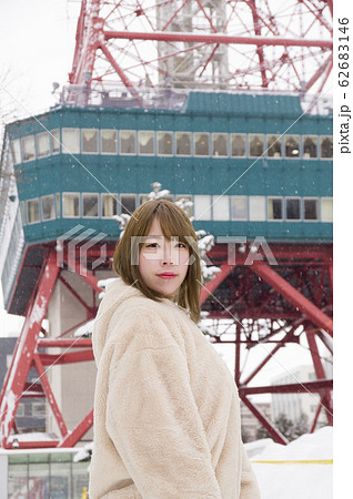 冬の札幌大通公園を散策する女性の写真素材 冬の札幌大通公園を散策する女性の写真素材