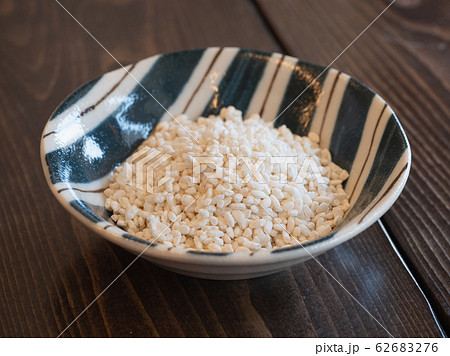 乾燥した米麹。飲む点滴と言われる甘酒の原材。 乾燥した米麹。飲む点滴と言われる甘酒の原材。 62683276