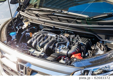 車のエンジンルーム 62683372