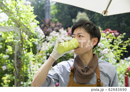 ガーデニングイメージ タンブラーを開ける男性 水分補給 ガーデニングイメージ タンブラーを開ける男性 水分補給 62683690