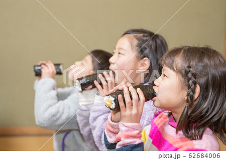 恵方巻にかぶりつく 恵方巻にかぶりつく 62684006