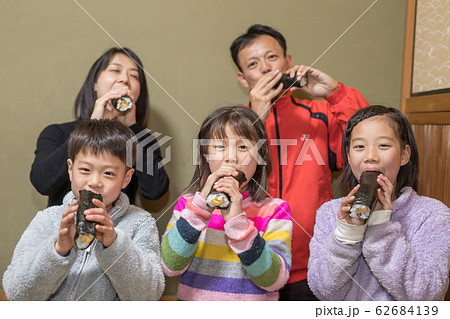 家族で恵方巻 62684139