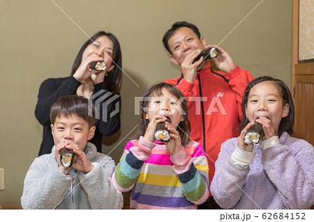 家族で恵方巻 62684152