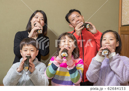 家族で恵方巻 62684153