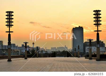 外灯が洒落た夕焼けの夢見大橋 外灯が洒落た夕焼けの夢見大橋 62684355