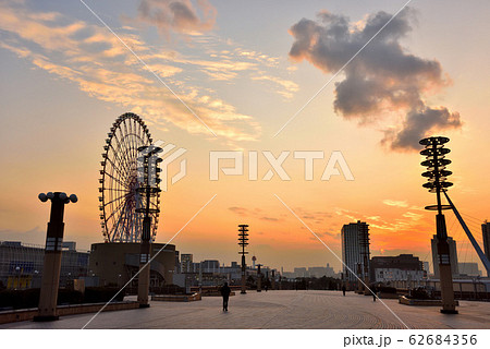 外灯が洒落た夕焼けの夢見大橋 外灯が洒落た夕焼けの夢見大橋 62684356