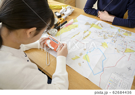 防災用品の点検をする家族（ラジオ） 62684436