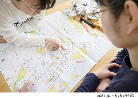 避難経路の確認をする家族 62684439