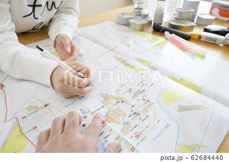 避難経路の確認をする家族 避難経路の確認をする家族 62684440