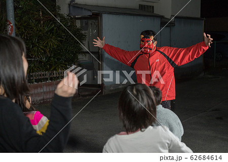 家族で節分の豆まき 62684614