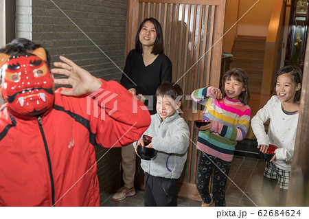 家族で節分の豆まき 62684624