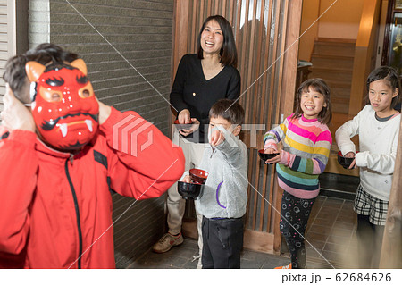 家族で節分の豆まき 62684626