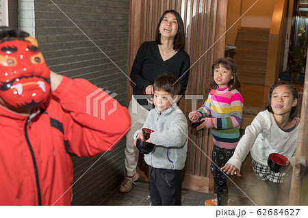 家族で節分の豆まき 62684627