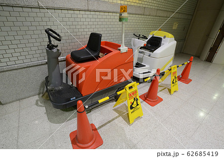 小型搭乗式自動床面洗浄機 小型搭乗式自動床面洗浄機 62685419