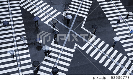 スクランブル交差点 群衆 62686773