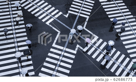 スクランブル交差点 群衆 62686775
