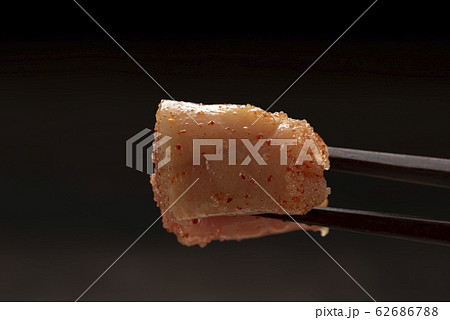 辛子明太子を箸で持ち上げる 62686788