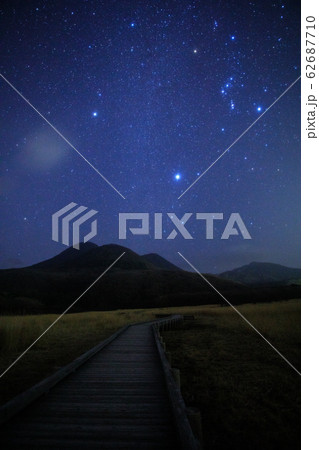 《大分県 タデ原湿原》 九重連山 長者原 タデ原湿原と星空と冬の大三角 《大分県 タデ原湿原》 九重連山 長者原 タデ原湿原と星空と冬の大三角 62687710