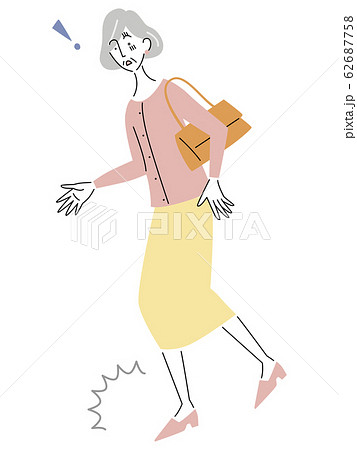 つまずくシニア女性 つまずくシニア女性 62687758