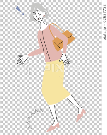 つまずくシニア女性 つまずくシニア女性 62687758