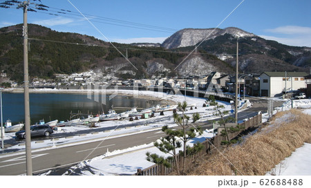 雪積もる鼠ヶ関漁港と里山 雪積もる鼠ヶ関漁港と里山 62688488