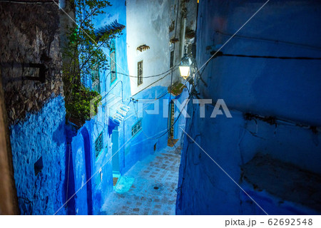 モロッコ　青い街の夜 62692548