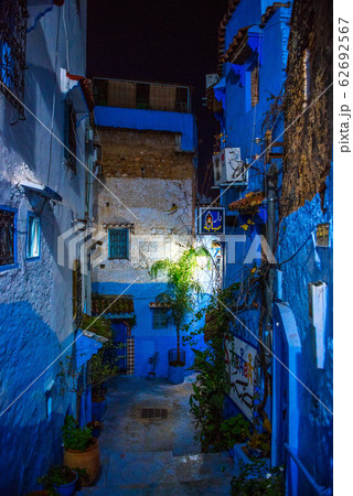 モロッコ　青い街の夜 62692567