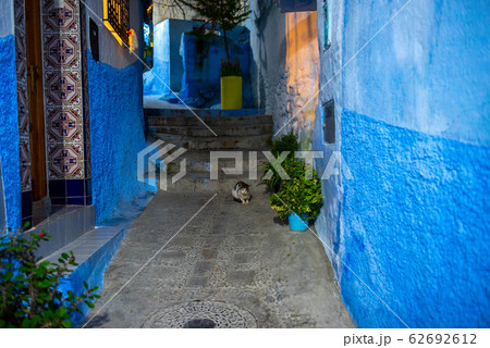 モロッコ　青い街の夜 62692612