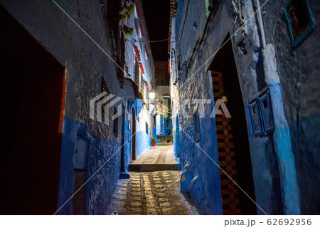 モロッコ　青い街の夜 62692956