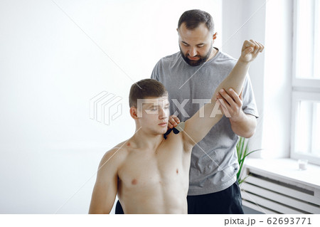 Doctor glues a tepee to an athlete at the hospital 62693771
