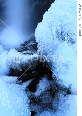 冬の薄衣の滝 62694032