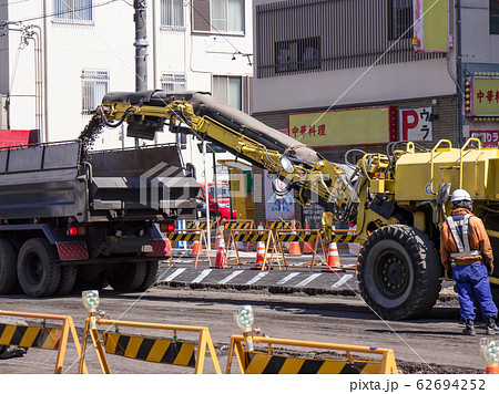 道路工事 現場 ロードカッターとダンプカー 道路工事 現場 ロードカッターとダンプカー 62694252