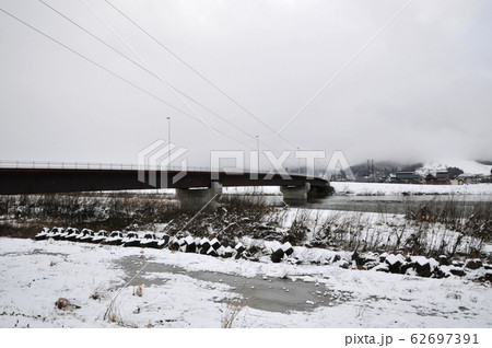 迫る雪雲（魚野川、五日町スキー場）03 62697391