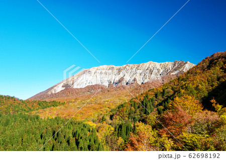 大山 鍵掛峠 紅葉 青空の写真素材