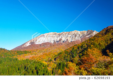 大山 鍵掛峠 紅葉 青空の写真素材