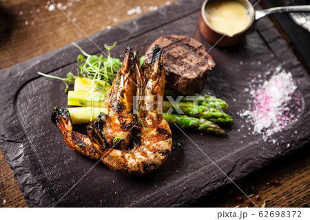 Tasting menu. Beef steak and grilled tiger prawns. Tasting menu. Beef steak and grilled tiger prawns. 62698372