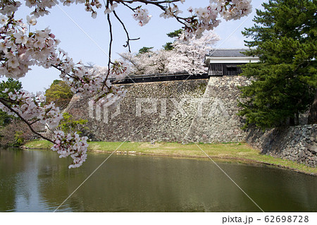 松江城の堀と石垣の景色 松江城の堀と石垣の景色 62698728