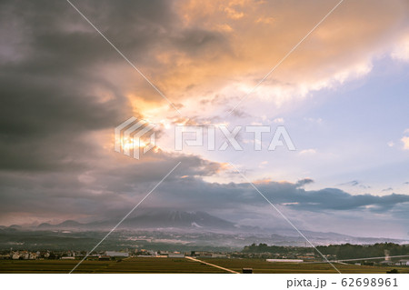大山の朝焼け 62698961