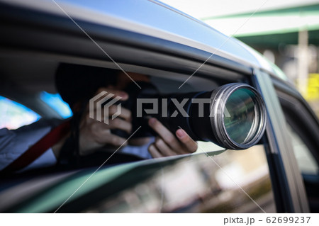 車内から写真を撮る男性 62699237