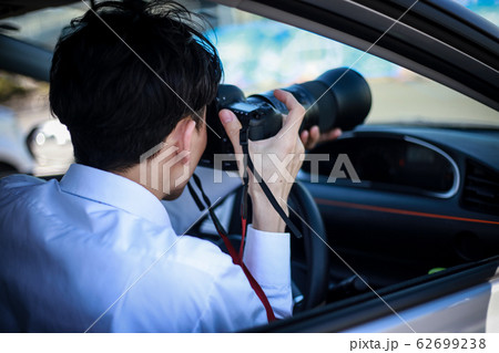 車内から写真を撮る男性 車内から写真を撮る男性 62699238