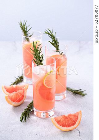 cocktail of fresh pink Paloma 62700077